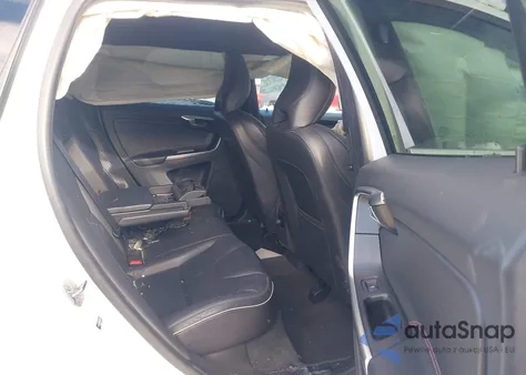 2017 Volvo Xc60 T6 R-Design z USA, uszkodzony, nr VIN YV449MRSXH2183777